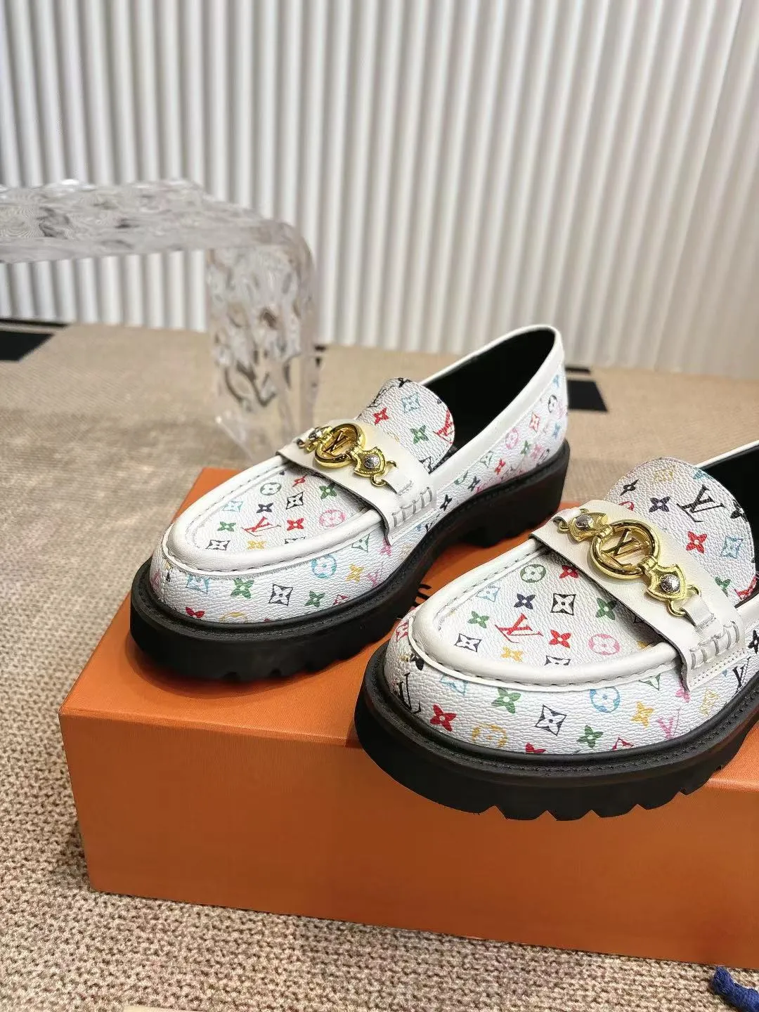 👟👟Ex-factory price 720👟👟 Loaf | ²⁰²5 𝐬𝐬 🤍🤎 LV Louis Vuitton counter’s latest 🆕presbyopia cowhide thick-soled loafer series! New for purchasing agents 🆕 This platform thick-soled series is very popular this year. It has a height-increasing effect and is a fashion leader. It is absolutely yyds! Fabric: Imported open-edge beaded cowhide, cowhide lining. Thick-soled platform shoelaces with logo and non-slip soles. This shoe is very comfortable on the feet and feels great. Original one-to-one molded outsole. Heel height 5cm. Size: 35-41 40 41 Customized ⚠ Comes with counter packaging